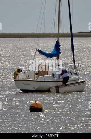 Bateau à voile sur l'embarquement du pensionné river ore suffolk Banque D'Images