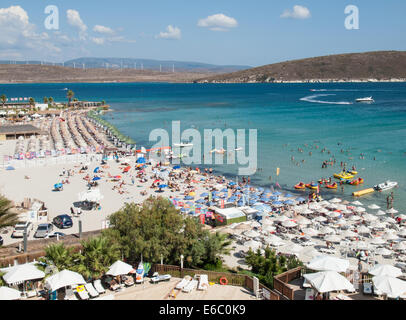 Cesme, Turquie, août 2nd, 2014 : sur la plage touristique de la péninsule de Çesme en haute saison. Banque D'Images