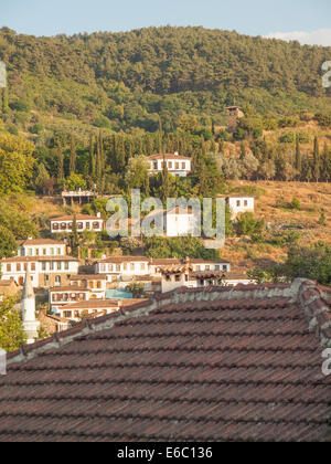 Vue de la colline de sirince village turc à Izmir province avec toit en tuiles rouges en premier plan Banque D'Images