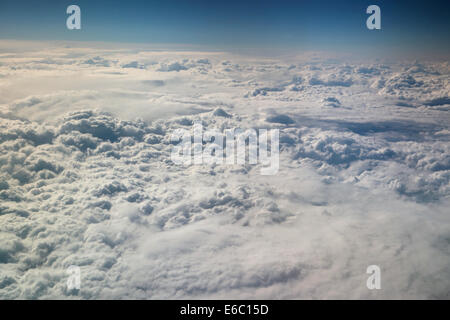 Voir à partir de la fenêtre d'une aile d'avion à réaction avec du beau temps Banque D'Images