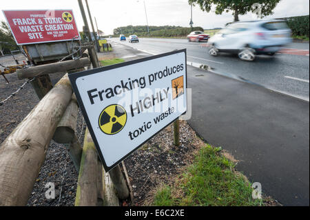 Preston New Road, Blackpool, Lancashire, Royaume-Uni. 20 août 2014. Activistes commencent à l'opération de nettoyage à la "Reclaim Power" le camp d'action dans le Lancashire. La semaine longue occupation a pris fin aujourd'hui par la majorité des protestataires à la Preston New Road juste en dehors de Blackpool. Sur la photo : la ligne anti-signes de fracturation Preston New Road à proximité de la 'Récupérer la puissance d'action' camp. Credit : Lee Thomas/Alamy Live News Banque D'Images