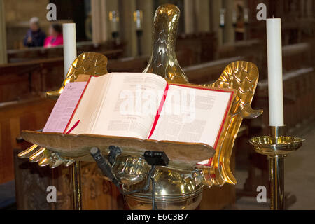 Bible ouverte sur le lutrin au Minster Banque D'Images