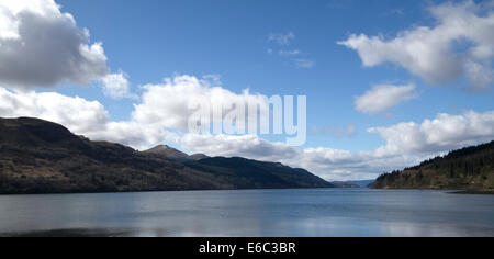 Le Loch Long à Arrochar dans les Highlands écossais Banque D'Images