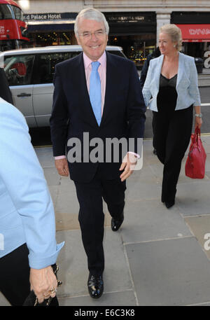 L'ancien de l'année Awards - Arrivals avec : John Major, Norma majeure si : London, Royaume-Uni Quand : 04 Mars 2014 Banque D'Images