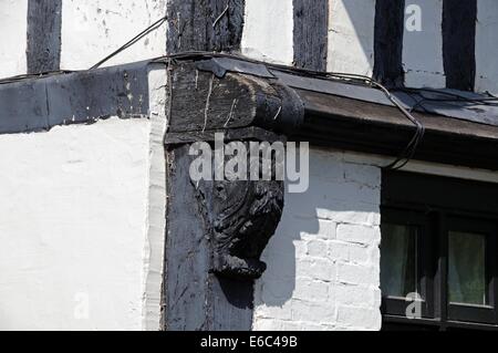 Détail de faisceau sur une maison de style Tudor, Leominster, Herefordshire, Angleterre, Royaume-Uni, Europe de l'Ouest. Banque D'Images