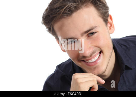 Soins dentaires d'un homme heureux avec sourire blanc parfait isolé sur fond blanc Banque D'Images