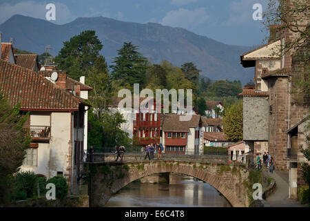 France, Isère (64), Pays Basque, Navarre, Saint-Jean-Pied-de-Port et son pont romain sur la Nive Banque D'Images