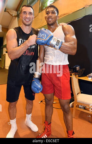 Boxeur Wladimir Klitschko (L) et Anthony Josué posent au cours d'une session de formation en cours, l'Autriche, 19 août 2014. IBF, IBO, WBO et IFA champion du monde défend son titre de champion du monde contre Pulev de Bulgarie le 06 septembre à l'O2 World Arena de Hambourg. Photo : afp/Hoerhager Felix Banque D'Images