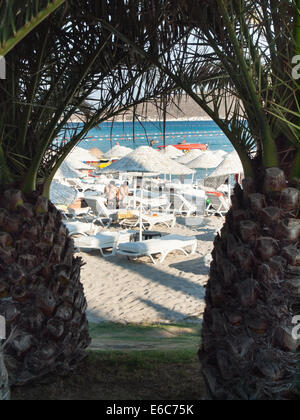 Cesme, Turquie, août 2nd, 2014 : sur la plage touristique de la péninsule de Çesme en haute saison. Banque D'Images