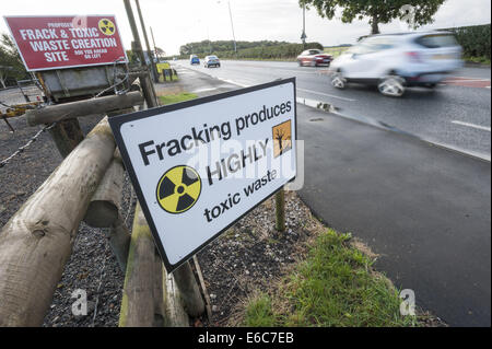 Blackpool, Lancashire, Royaume-Uni. 20e Août, 2014. Activistes commencent à l'opération de nettoyage au "Reclaim the Power'' camp d'action dans le Lancashire. La semaine longue occupation a pris fin aujourd'hui par la majorité des protestataires à la Preston New Road juste en dehors de Blackpool. Sur la photo : la ligne anti-signes de fracturation Preston New Road à proximité de la ''récupérer le pouvoir'' camp d'action. © Lee Thomas/ZUMA/Alamy Fil Live News Banque D'Images