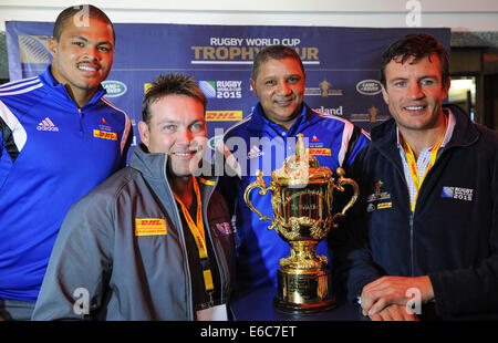 Cape Town, Afrique du Sud. 20 août, 2014. Juan De Jongh (Springbok et province de l'Ouest), le capitaine Jacques Kallis (l'un des grands du cricket-à-tout), Alistair Coetzee (entraîneur de Province de l'Ouest et l'équipe Superugby Stormers) et Martin Corry, MBE (ancien l'Angleterre et les Lions britanniques et irlandais de rugby) pose pour une photo avec le gillded-argent IRB Rugby World Cup trophy (trophée William Webb-Ellis) au cours de la tournée du Trophée de la Coupe du Monde de Rugby qui est en ce moment à Afrique du Sud. Credit : Roger Sedres/Alamy Live News Banque D'Images