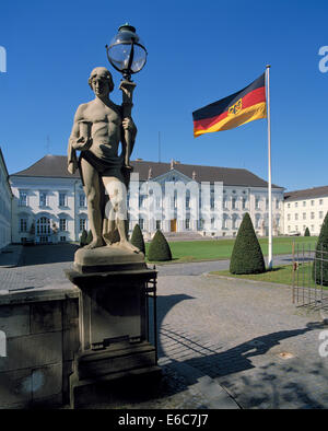 Amtssitz des deutschen Bundespraesidenten, Château Bellevue, Eingangstor und deutsche Nationalflagge, Berlin-Tiergarten Banque D'Images