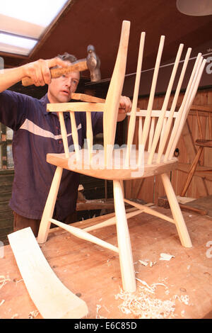 Saltmarsh qui fait des Chaises Windsor à Firepenny Farm Wootton Fitzpaine Dorset. Banque D'Images