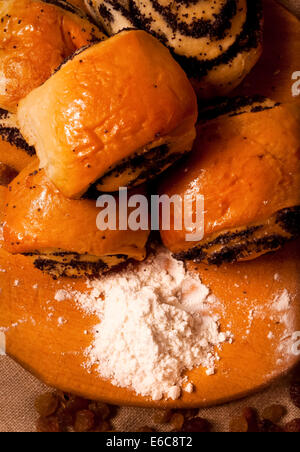 Dessert - Rouleau de pavot sur une planche en bois Banque D'Images