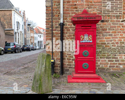 Boîte aux lettres rouge traditionnel avec l'arme officielle du royaume des Pays-Bas sur elle Banque D'Images