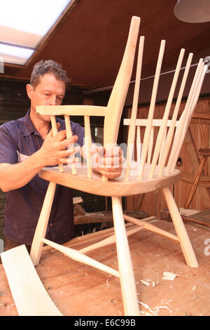 David Saltmarsh qui fait des Chaises Windsor à Firepenny Farm Wootton Fitzpaine Dorset. Banque D'Images