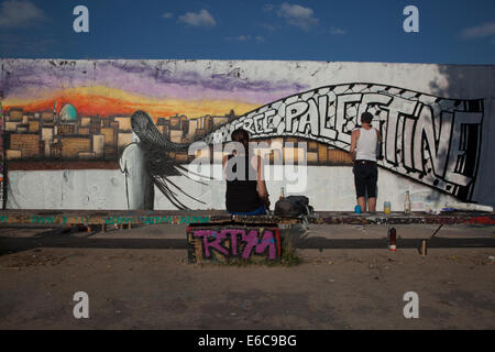 Une peinture de l'artiste graffiti sur le mur de Berlin Banque D'Images