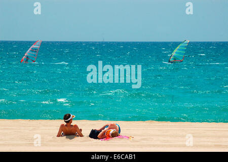 Pratique de la planche à voile et kite surf à la plage d'El Arenal à Majorque, Espagne Banque D'Images