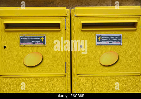 Les boîtes aux lettres jaunes Français, France, Europe Banque D'Images