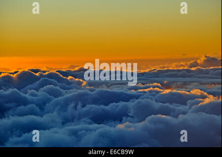 Au-dessus des nuages - nuages au coucher du soleil, l'île de Maui, Hawaii Islands, USA Banque D'Images