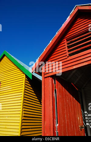 Cabines de plage multicolores sur Muizenberg Beach, South Western Cape, Afrique du Sud Banque D'Images