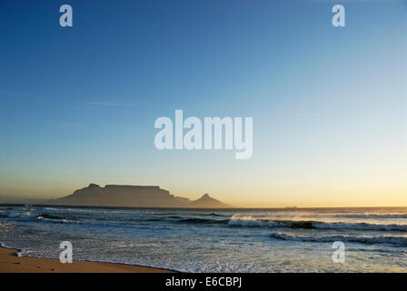 Table Mountain depuis Blouberg beach au coucher du soleil, l'Afrique du Sud Banque D'Images