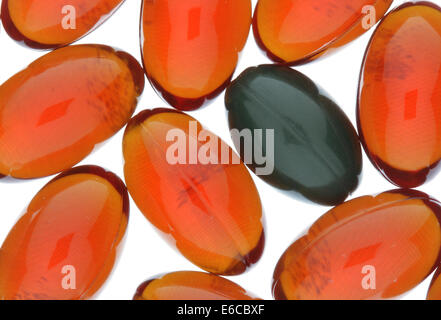 Capsules rouges isolé sur fond blanc Banque D'Images