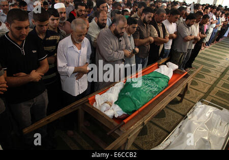 La bande de Gaza. 20e Août, 2014. Deuil palestinien et parents prier sur le corps de Ali Mohammed Dief et sa mère lors des funérailles dans le nord de la bande de Gaza ville de Jabaliya, le 20 août 2014. Les missiles israéliens ont tué 11 Palestiniens et blessé 20 autres partout dans la bande de Gaza mercredi matin, en détruisant plus de maisons civiles dans la déjà très-endommagée enclave, medecins et des témoins oculaires ont dit. Source : Xinhua/Alamy Live News Banque D'Images