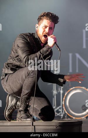 18 août 2014 - Holmdel, New Jersey, États-Unis - Davey Havok chanteur du groupe AFI effectue en direct sur la PNC Bank Arts Center à Holmdel (New Jersey) (Crédit Image : © Daniel DeSlover/Zuma sur le fil) Banque D'Images