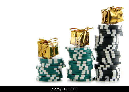 Des piles de jetons de casino avec des boîtes d'or sur le dessus sur fond blanc isolé Banque D'Images