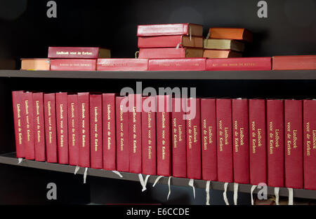 Rangée d'église rouge song books Banque D'Images