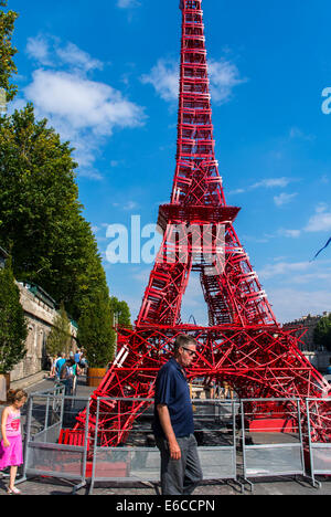 Paris, France, touristes profitant des événements publics, "Paris plages", Plage urbaine, Tour Eiffel installation sur la rue, fait de chaises de bistro français peintes, l'art urbain de la Seine Banque D'Images