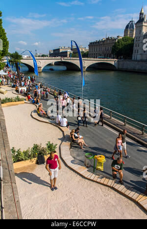 Paris, France, vue aérienne, touristes profitant des événements publics, Paris plages, Plage urbaine, Bocce ball, seine River, haut angle Scenic, promenade de seine verte Banque D'Images