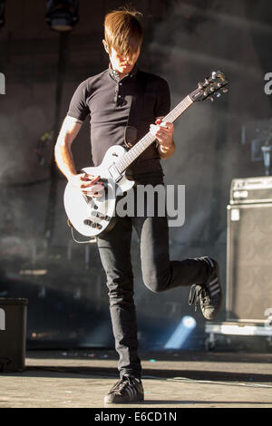 18 août 2014 - Holmdel, New Jersey, États-Unis - JADE PUGET guitariste du groupe AFI effectue en direct sur la PNC Bank Arts Center à Holmdel (New Jersey) (Crédit Image : © Daniel DeSlover/Zuma sur le fil) Banque D'Images