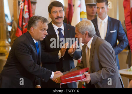 Budapest, Hongrie. 20e Août, 2014. Le Président hongrois Janos Ader (2e L) se réjouit que le Premier ministre hongrois, Viktor Orban (1re L) félicite l'inventeur Hongrois Erno Rubik, plus connu internationalement pour inventer de Rubik's Cube, à Budapest, Hongrie, le 20 août 2014. Credit : Attila Volgyi/Xinhua/Alamy Live News Banque D'Images