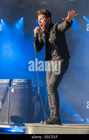 18 août 2014 - Holmdel, New Jersey, États-Unis - Davey Havok chanteur du groupe AFI effectue en direct sur la PNC Bank Arts Center à Holmdel (New Jersey) (Crédit Image : © Daniel DeSlover/Zuma sur le fil) Banque D'Images