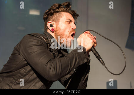 18 août 2014 - Holmdel, New Jersey, États-Unis - Davey Havok chanteur du groupe AFI effectue en direct sur la PNC Bank Arts Center à Holmdel (New Jersey) (Crédit Image : © Daniel DeSlover/Zuma sur le fil) Banque D'Images