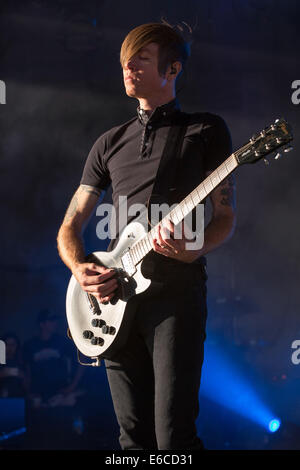 18 août 2014 - Holmdel, New Jersey, États-Unis - JADE PUGET guitariste du groupe AFI effectue en direct sur la PNC Bank Arts Center à Holmdel (New Jersey) (Crédit Image : © Daniel DeSlover/Zuma sur le fil) Banque D'Images