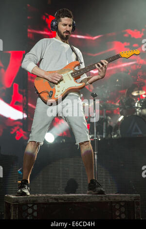 18 août 2014 - Holmdel, New Jersey, États-Unis -, BRAD DELSON le guitariste du groupe Linkin Park effectue en direct sur la PNC Bank Arts Center à Holmdel (New Jersey) (Crédit Image : © Daniel DeSlover/Zuma sur le fil) Banque D'Images