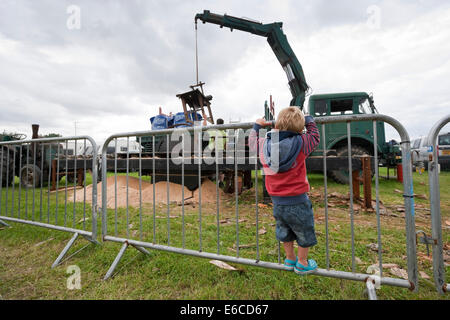 Jeune garçon à la recherche d'une grue à moteur à vapeur à Pickering Rally Banque D'Images