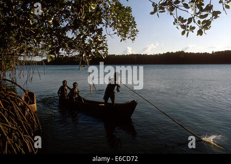 Les hommes autochtones dans un harpon lagoon sur l'île Melville, de l'Australie Banque D'Images