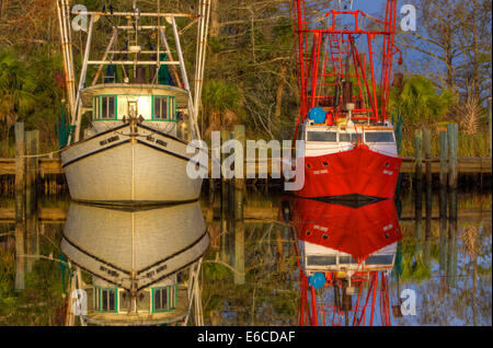 USA, Floride, Apalachicola, bateaux de pêche amarrés au port. Banque D'Images