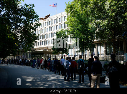 File d'attente pour contrôle de sécurité à l'ambassade des États-Unis dans la région de Grosvenor Square, Mayfair, Londres Banque D'Images