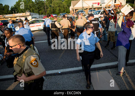 Ferguson, USA. 19e Août, 2014. Les agents de police arrestation un manifestant au cours d'une manifestation contre la mort de 18 ans, Michael Brown et d'autres, 23 ans, homme noir à Ferguson, Missouri, aux États-Unis, le mardi 19 août, 2014. A 23 ans, l'homme a été tué après avoir brandi un couteau sur les agents de police dans le nord de Saint Louis, le mardi, les autorités locales ont déclaré. © Ting Shen/Xinhua/Alamy Live News Banque D'Images