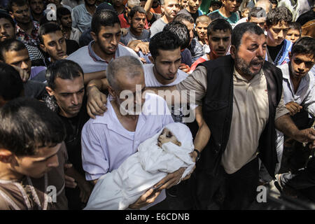 La bande de Gaza. 20e Août, 2014. Les Palestiniens sont en deuil les corps de Al Qassam général leaders' femme et son fils, Mohammed Al Deif'' après l'échec d'une tentative d'assassinat de lui dans sa maison à Gaza hier. Credit : Ibrahim Khader/Pacific Press/Alamy Live News Banque D'Images