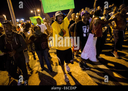 Ferguson, USA. 19e Août, 2014. Les manifestants dans la rue mars pour protester contre la mort de 18 ans, Michael Brown et d'autres, 23 ans, homme noir à Ferguson, Missouri, aux États-Unis, le mardi 19 août, 2014. A 23 ans, l'homme a été tué après avoir brandi un couteau sur les agents de police dans le nord de Saint Louis, le mardi, les autorités locales ont déclaré. © Ting Shen/Xinhua/Alamy Live News Banque D'Images