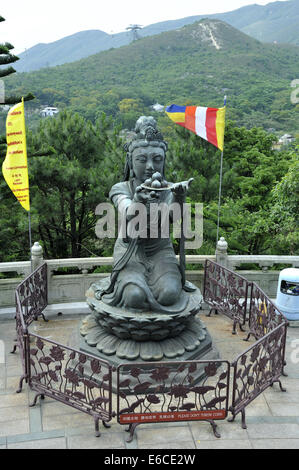 L'un des six Divas connus sous le nom de « l'offrande des six Divas » (alias six Devas); statues de bronze au Bouddha Tian Tan, île Lantau, Hong Kong Banque D'Images