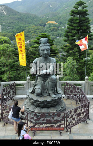 L'un des six Divas connus sous le nom de « l'offrande des six Divas » (alias six Devas); statues de bronze au Bouddha Tian Tan, île Lantau, Hong Kong Banque D'Images