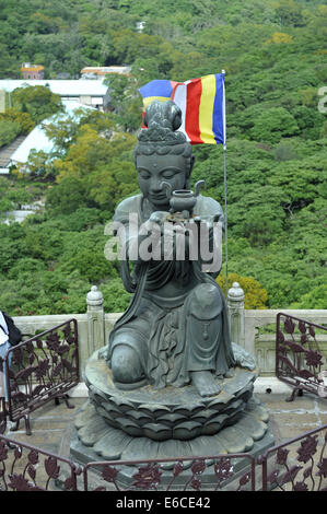 L'un des six Divas connu comme 'l'offre des six Divas' ; les statues de bronze au Tian Tan Buddha, Lantau Island, Hong Kong Banque D'Images