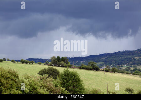 Les nuages de tempête approchant sur la campagne près de Renfrewshire Lochwinnoch dans la ceinture centrale, UK Banque D'Images